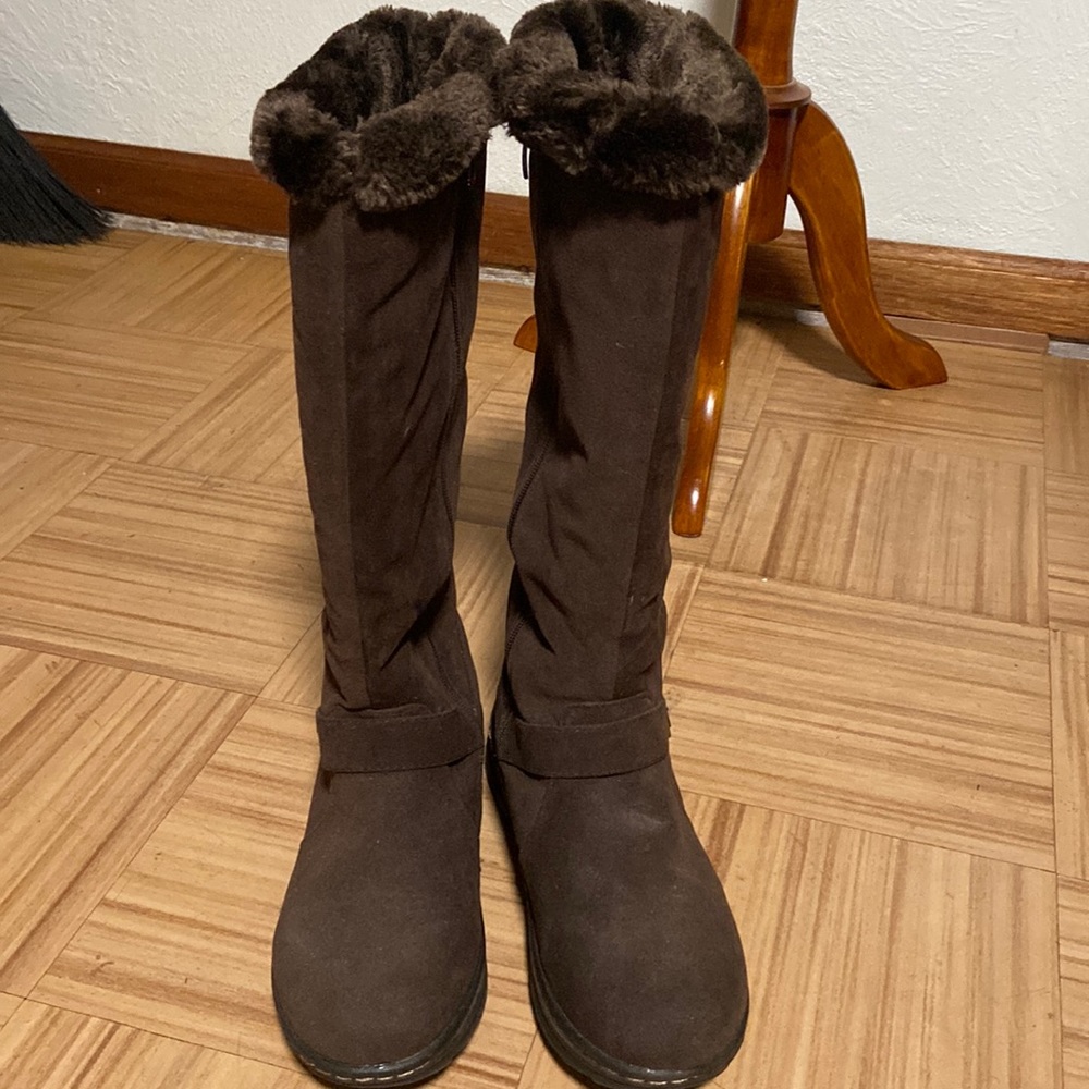 Brown boots with “fur”